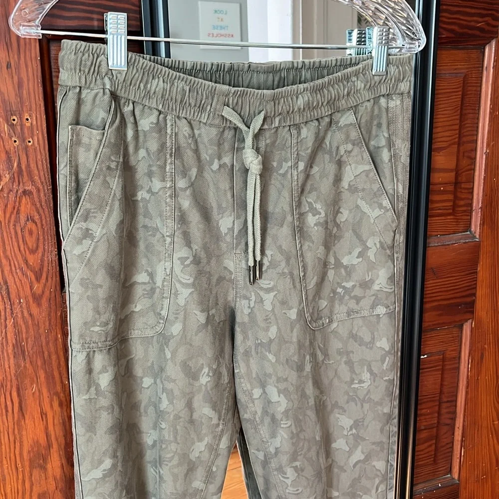 ATHLETA Farallon Jogger, Printed Laurel Olive size 6
